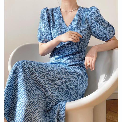 【斩男轻复古】 V领泡泡袖茶歇裙 显高显腰细 走路带风飘逸 商品图1