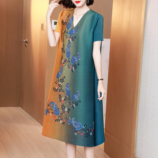 上海旗袍厂JN-K210501洋气褶皱连衣裙2021夏季新款V领时尚宽松三宅裙 商品图2