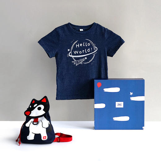 【JNE定制蓝染儿童礼盒】JNE x Pure Blue Japan 联名系列，背包+T恤童装HelloWorld蓝染儿童定制款礼盒，亲子送礼推荐，潮娃必备！ 商品图0