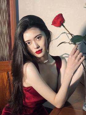 大红复古妆容果然与珍珠项链很配呢