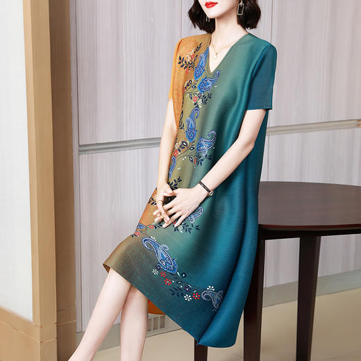 上海旗袍厂JN-K210501洋气褶皱连衣裙2021夏季新款V领时尚宽松三宅裙 商品图3