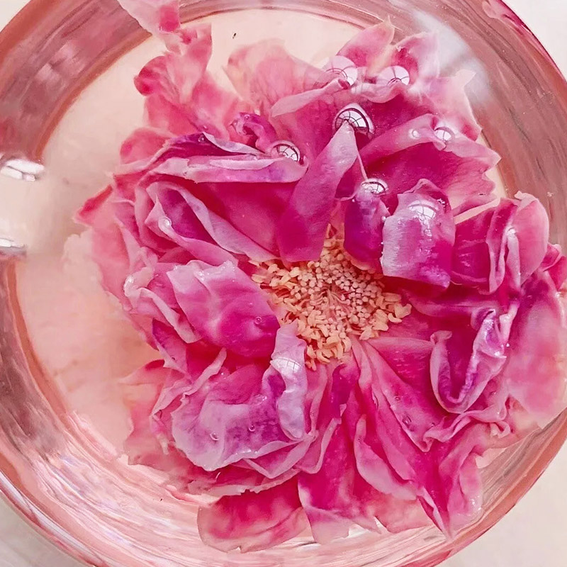 热卖【墨红玫瑰花茶】精选法国进口品种，种植于云南，无污染，气味芬芳，只采摘每天清晨的墨红玫瑰，水分饱满、营养完整，鲜花从离开花枝到入库不超过3小时，全面保留营养成分。