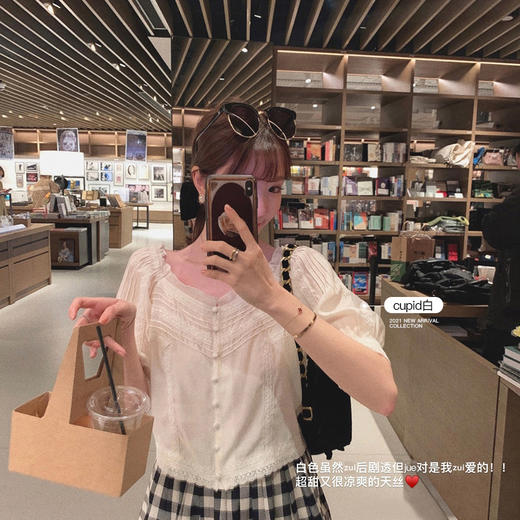 【金蘑菇菇 里斯本假日】露锁骨清柔天丝复古泡泡袖小衫短款上衣 商品图0