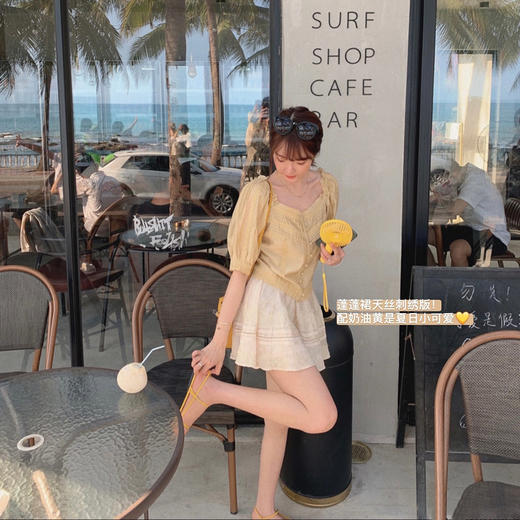 【金蘑菇菇 里斯本假日】露锁骨清柔天丝复古泡泡袖小衫短款上衣 商品图4