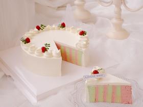 草莓斑斓糯米蛋糕 | 糯米胚+特调草莓口味奶油，表面是覆盆子和Q果漾