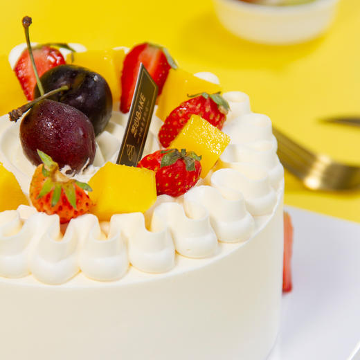 （咸味）奶油【夏の温情】- 新鲜水果+焦糖脆片夹心，细腻奶油糅卷成裙摆状 用温柔撑起了盛夏 芒果和草莓并肩相拥 微风轻吹，鲜果汁水低落奶油 空气都变得爽朗起来 商品图2