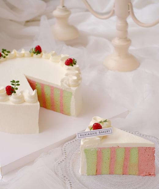 草莓斑斓糯米蛋糕 | 糯米胚+特调草莓口味奶油，表面是覆盆子和Q果漾 商品图1