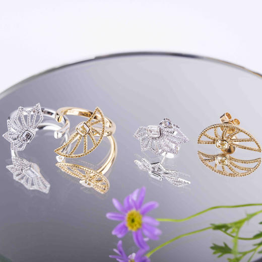 「雪花与密扇」钻石耳钉

0.34克拉祖母绿切割钻石
0.35克拉枕形切割黄钻
0.22克拉钻石
3.51克18K金 商品图4