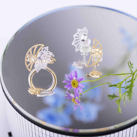 「雪花与密扇」钻石耳钉

0.34克拉祖母绿切割钻石
0.35克拉枕形切割黄钻
0.22克拉钻石
3.51克18K金 商品图2