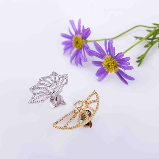 「雪花与密扇」钻石耳钉

0.34克拉祖母绿切割钻石
0.35克拉枕形切割黄钻
0.22克拉钻石
3.51克18K金 商品图0