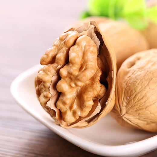 【新品上线】浙疆果 新疆纸皮核桃薄皮2020新货阿克苏185薄壳手剥 草本味熟核桃 孕妇零食 休闲食品 坚果炒货 1000g-草本味-礼盒装 商品图5