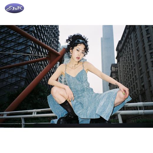 EhK 时髦渐变不均匀水洗牛仔 链条抽绳吊带裙 商品图0