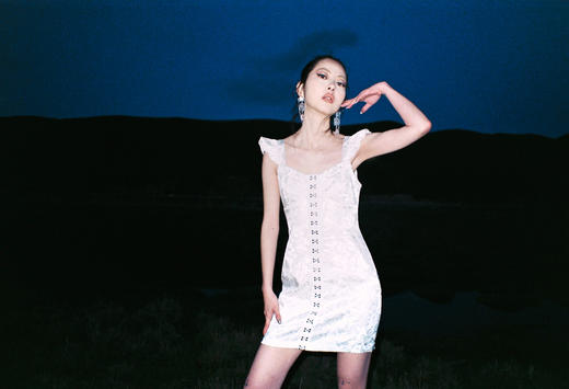 EhK 白色仙气玫瑰提花 勾扣飞袖连衣裙 商品图1