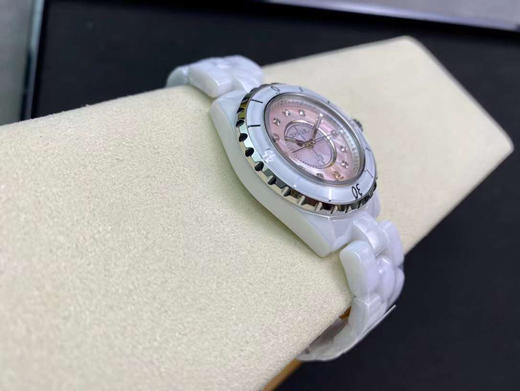 J12珊珊来迟 终于不负众望。重点是它的原装机芯要从国外弄回国真的来之不易！！
拿到原厂渠道J12 不只是表壳  连机芯也是原装的 商品图12