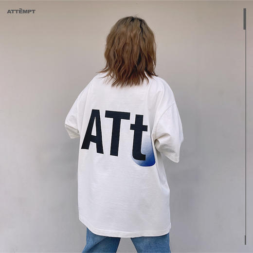 ATTEMPT 定番产品 "ATt" LOGO Tee 渐变几何印花宽松落肩短袖T恤 商品图3