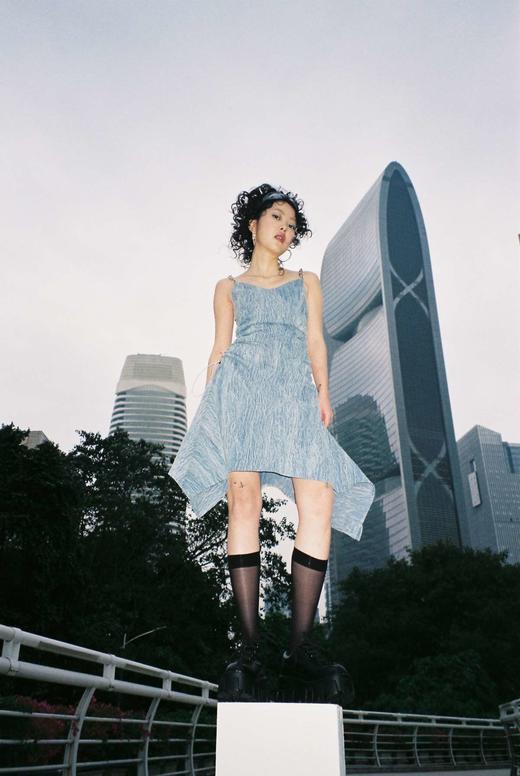 EhK 时髦渐变不均匀水洗牛仔 链条抽绳吊带裙 商品图3