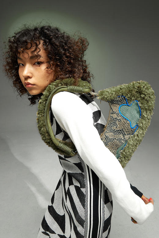 HOLONOMIC 原创设计羊羔毛蛇纹拼接斜跨单肩手提包 商品图3