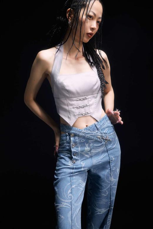 EhK 银色缎面挂脖露背短款上衣女 商品图1