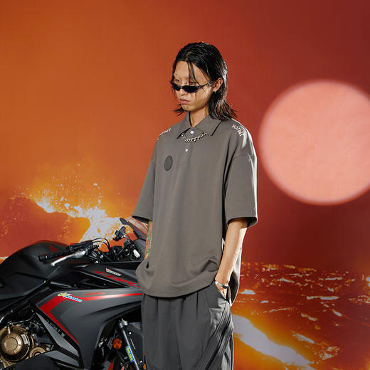 WHISTLEHUNTER(WSTHT)基础百搭宽松翻领短袖 主题印花铁牌POLO衫 商品图1