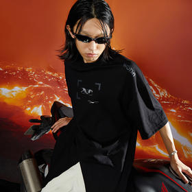 WHISTLEHUNTER(WSTHT)前开叉不对称领口T恤 主题金属印花廓形短袖