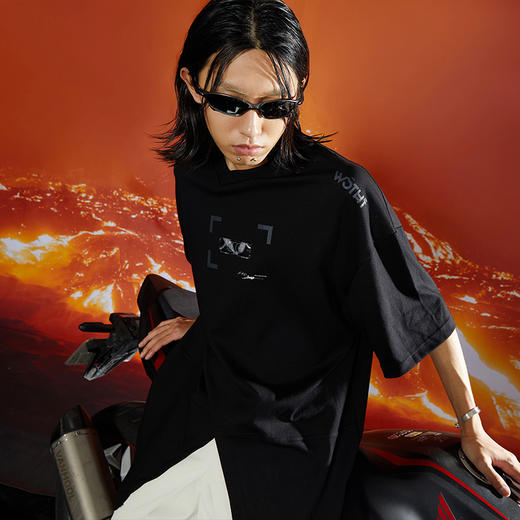 WHISTLEHUNTER(WSTHT)前开叉不对称领口T恤 主题金属印花廓形短袖 商品图0