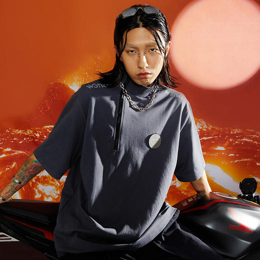 WHISTLEHUNTER(WSTHT)两色情侣基础半高领短袖 金属标主题拉链T恤 商品图1