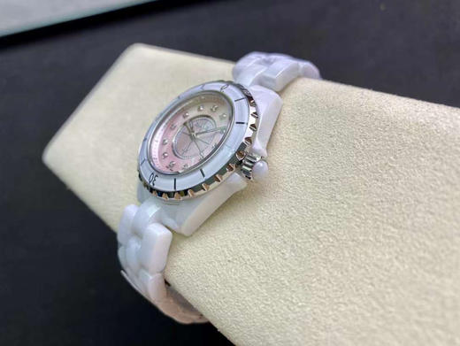 J12珊珊来迟 终于不负众望。重点是它的原装机芯要从国外弄回国真的来之不易！！
拿到原厂渠道J12 不只是表壳  连机芯也是原装的 商品图11