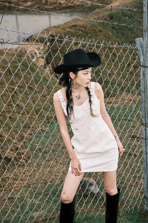 EhK 白色蛇纹肌理性感斩男款皮裙背带裙连衣裙 商品图3