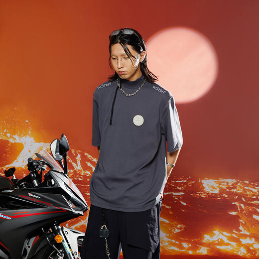 WHISTLEHUNTER(WSTHT)两色情侣基础半高领短袖 金属标主题拉链T恤 商品图3