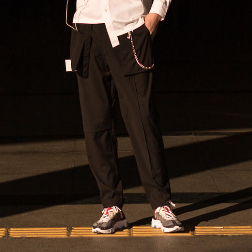WHISTLEHUNTER青少年潮流结构剪裁撕边链条拼接口袋混纺黑色长裤 商品图1