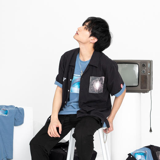 WHISTLEHUNTER 潮牌男女贴布印花基础双口袋开叉黑色开领短袖衬衫 商品图2