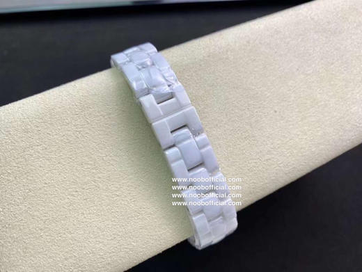 J12珊珊来迟 终于不负众望。重点是它的原装机芯要从国外弄回国真的来之不易！！
拿到原厂渠道J12 不只是表壳  连机芯也是原装的 商品图7