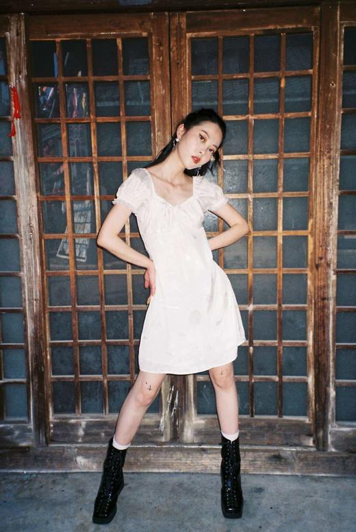 EhK 2021春夏复古白色玫瑰绣花缎面光泽多穿法泡泡袖连衣裙女 商品图3