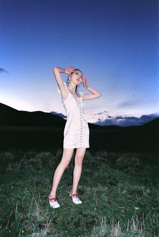 EhK 白色仙气玫瑰提花 勾扣飞袖连衣裙 商品图3