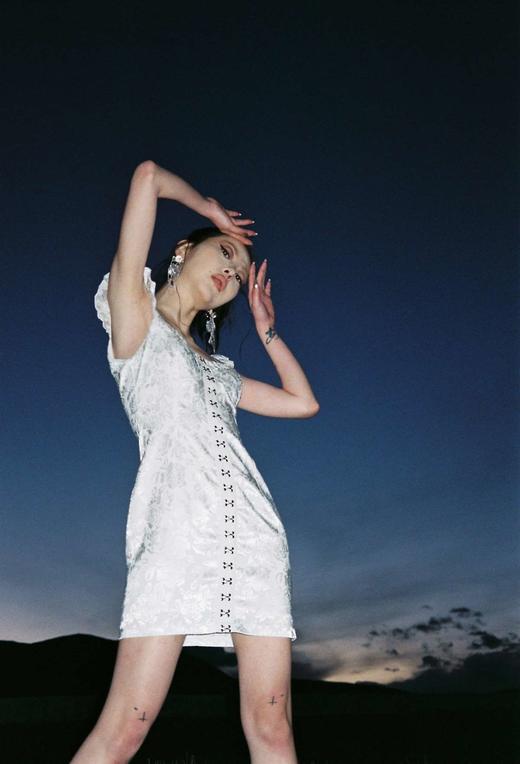 EhK 白色仙气玫瑰提花 勾扣飞袖连衣裙 商品图2