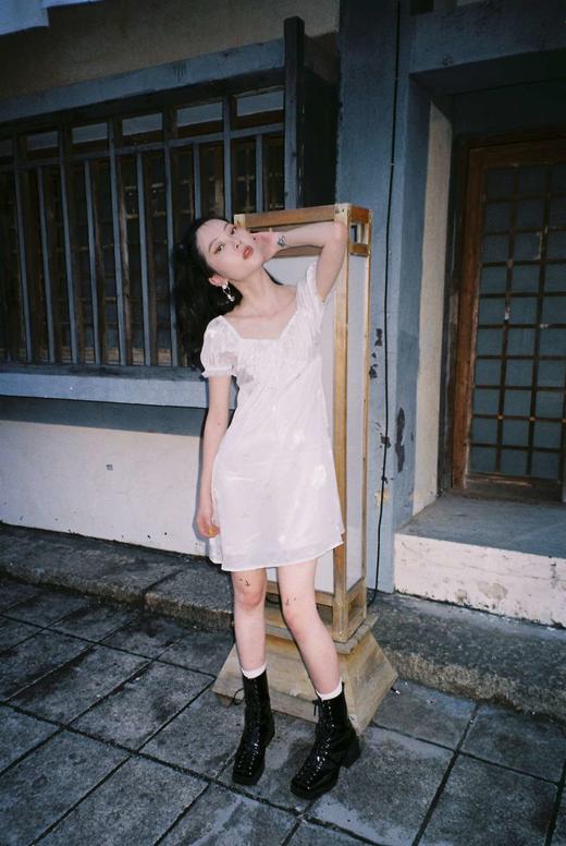 EhK 2021春夏复古白色玫瑰绣花缎面光泽多穿法泡泡袖连衣裙女 商品图1