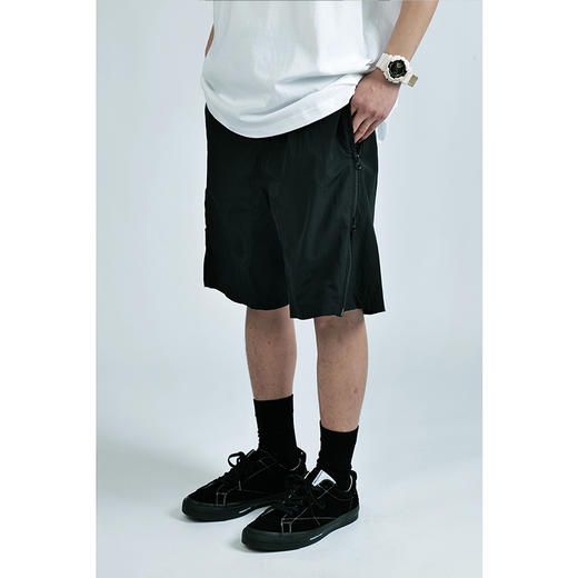 MANUFACTURE BY ATTEMPT 侧拉链尼龙短裤 商品图2