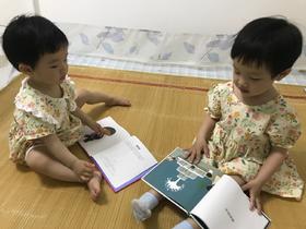 《五味太郎启智互动绘本》：已经不需要妈妈读给她们听，小姐妹一问一答，给妈妈讲述