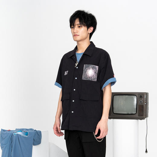 WHISTLEHUNTER 潮牌男女贴布印花基础双口袋开叉黑色开领短袖衬衫 商品图1