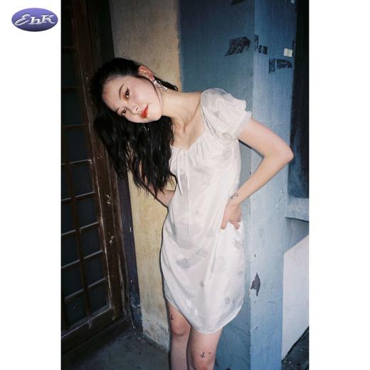 EhK 2021春夏复古白色玫瑰绣花缎面光泽多穿法泡泡袖连衣裙女 商品图0