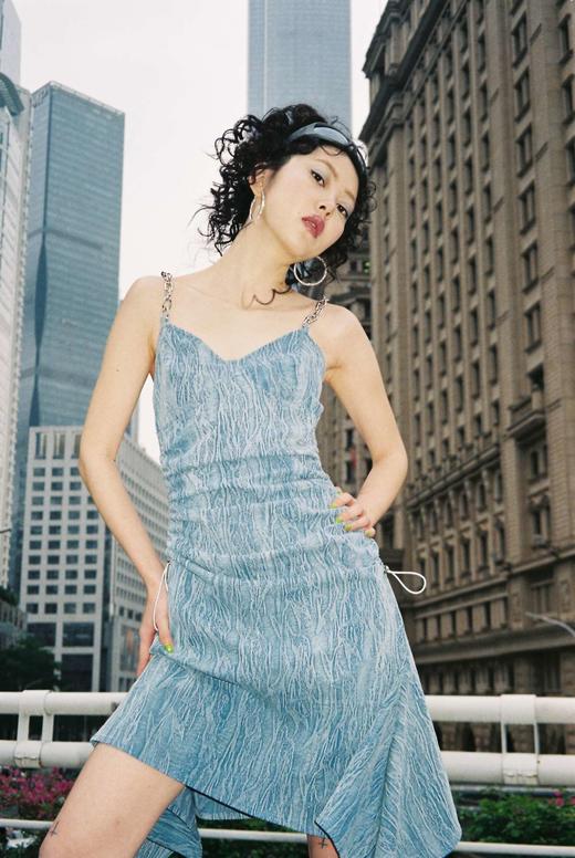 EhK 时髦渐变不均匀水洗牛仔 链条抽绳吊带裙 商品图1