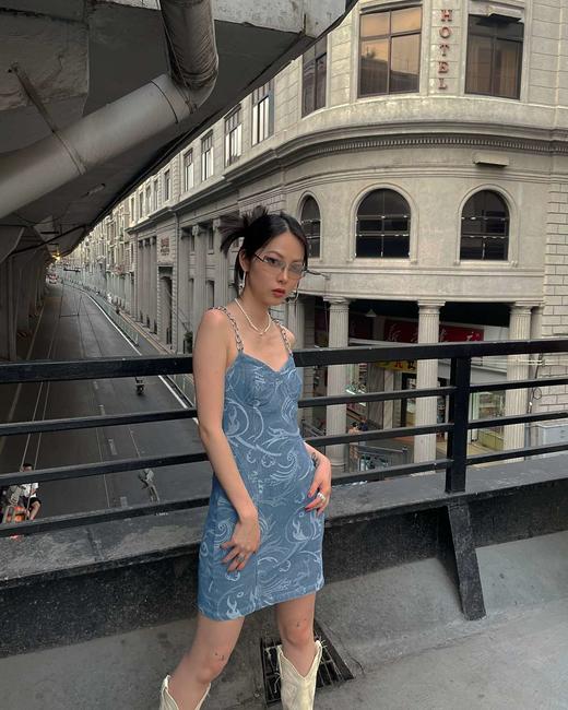 EhK 夏季女设计感高腰蓝色水洗纹理牛仔链条吊带连衣裙 商品图3