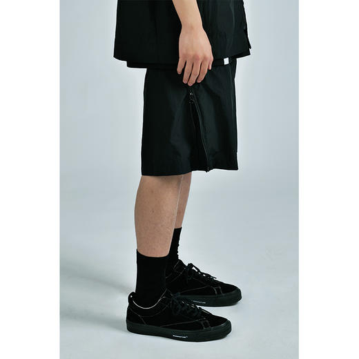 MANUFACTURE BY ATTEMPT 侧拉链尼龙短裤 商品图1