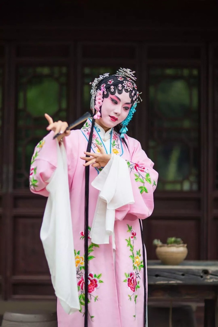 一袭水袖丹衣, 一曲醉人惊梦.