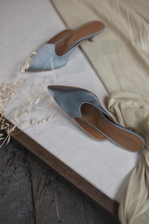 Le Monde Beryl  银灰色缎面/黑色麂皮猫跟鞋 商品图1