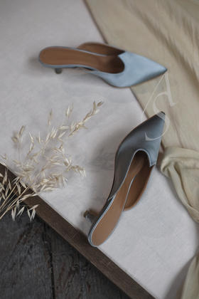 Le Monde Beryl  银灰色缎面/黑色麂皮猫跟鞋