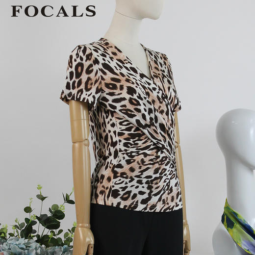 FOCALS女装夏季新款短袖V领气质修身豹纹T恤上衣20BN068KL 商品图1