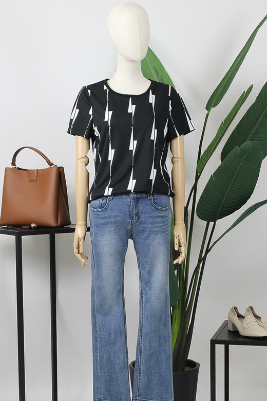 FOCALS女装夏季新款短袖圆领百搭黑白气质印花T恤上衣YJ2N113NW 商品图5