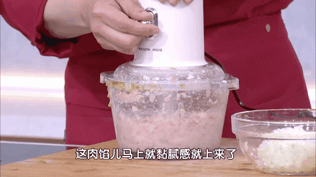  肉馅怎么打才能又快又好吃？学会这招，快速又方便，家人吃了都点赞 