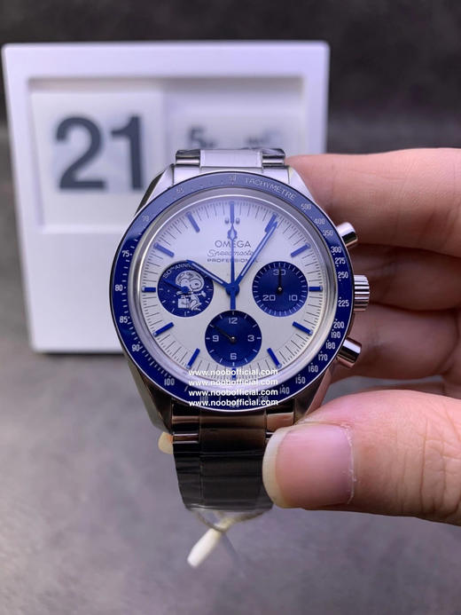 OM 全新OMG超霸“史努比奖”50周年纪念腕表霸气登场 【专业月球表】
【表壳】表壳背部采用NAIAD锁扣技术，确保雕刻文字始终保持正确的位置，而蓝宝石玻璃表背下印有月球背面影像与🌍圆盘 商品图7